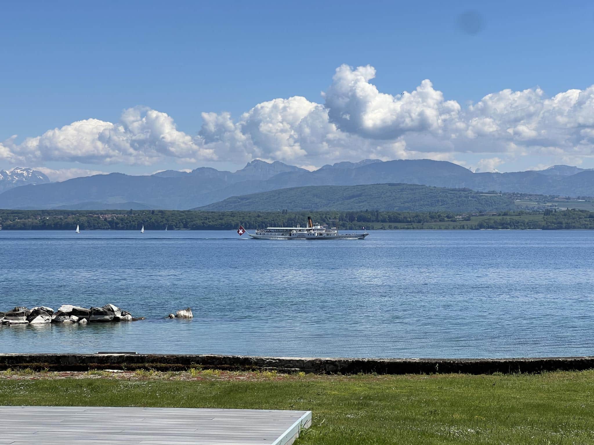 Founex : Terrain pieds dans l'eau avec plage privée
