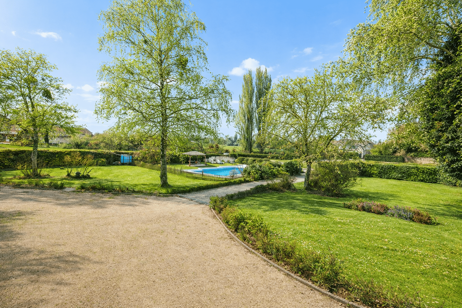 Élégante Maison de Maître avec parc et piscine à Jussy
